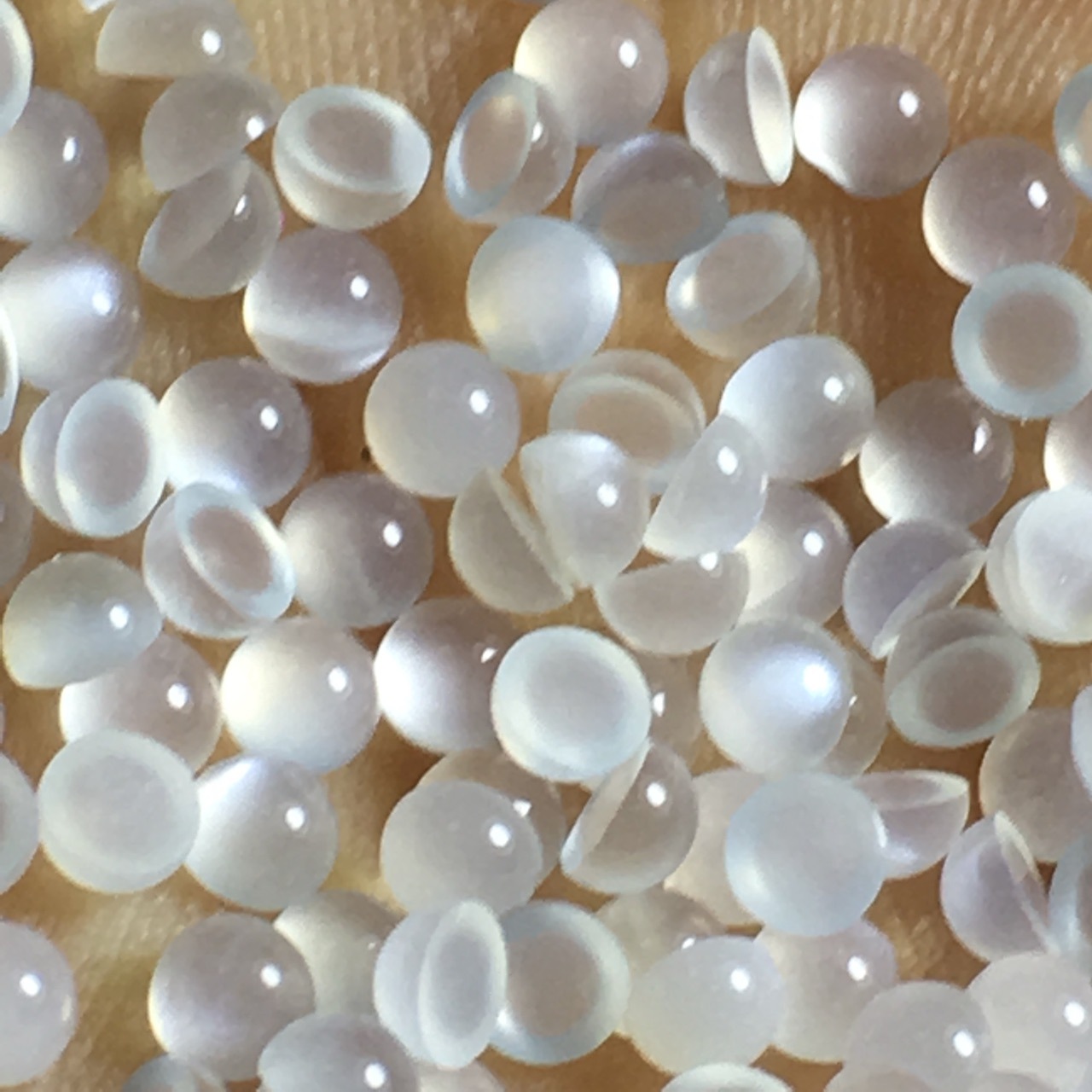 工厂直供天然白月光猫眼石白色月亮石卜面平底素面圆形3mm