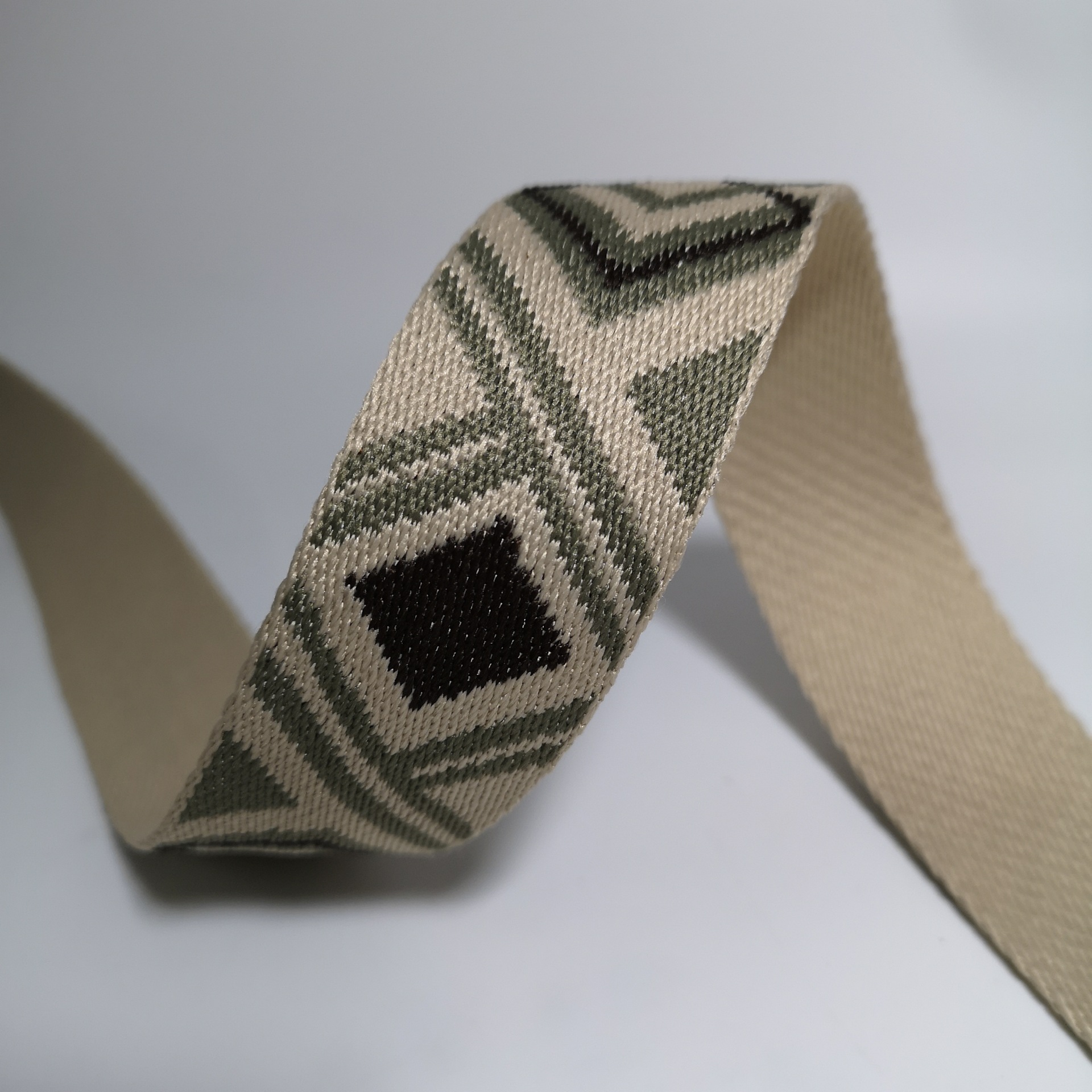 6mm厚米白色底涤纶间色织带