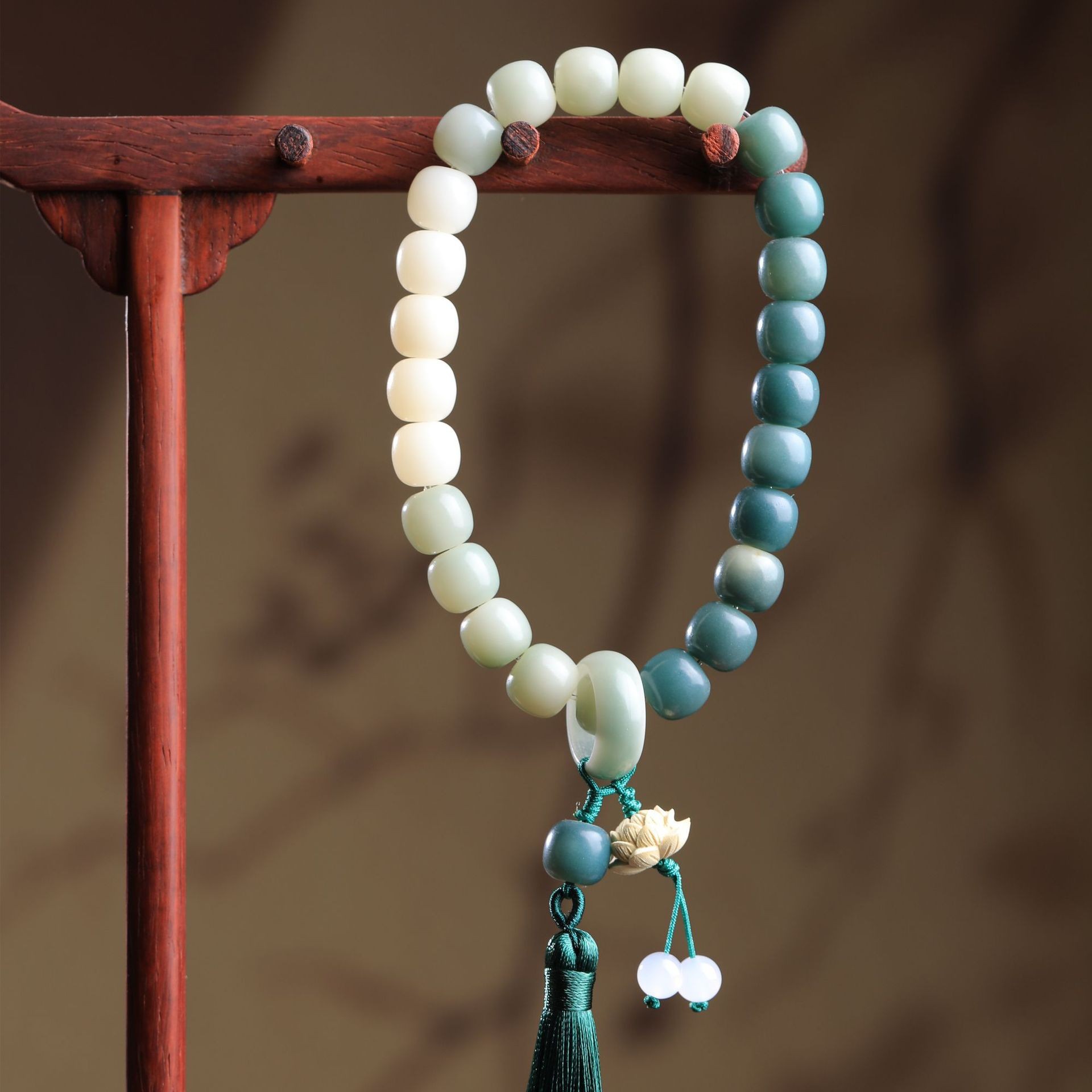 手持渐变白玉菩提根手持 车挂流苏穗子跑环黄杨木莲花文玩菩提子