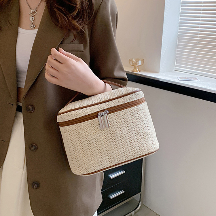 2022 Summer New Straw Woven Cosmetic Bag Portable Large Capacity Portable Travel Wash Bag Good-looking Straw Bag