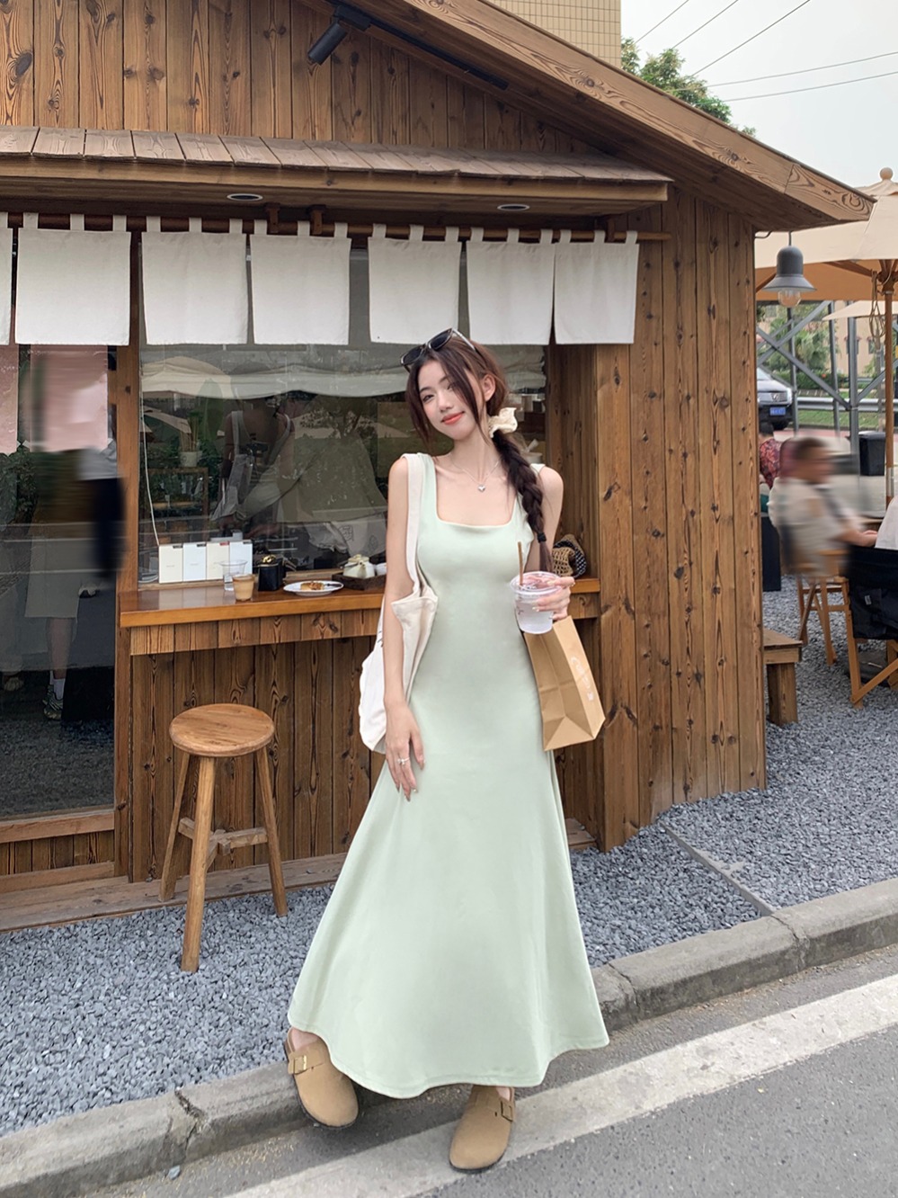 慵懒风时尚纯色百搭吊带连衣裙女2024夏季新款收腰方领背心长裙子