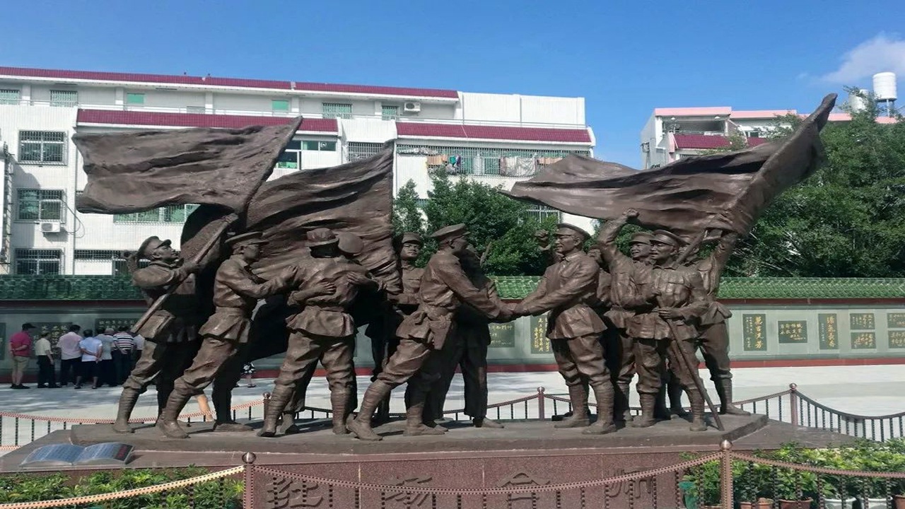 红军铸铜雕塑 红色文化主题景观雕塑八路军战士玻璃钢仿铜像红军