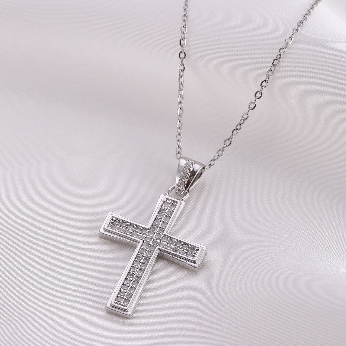 跨境时尚气质钛钢十字架镶人工锆石吊坠项链男女款复古通勤风饰品
