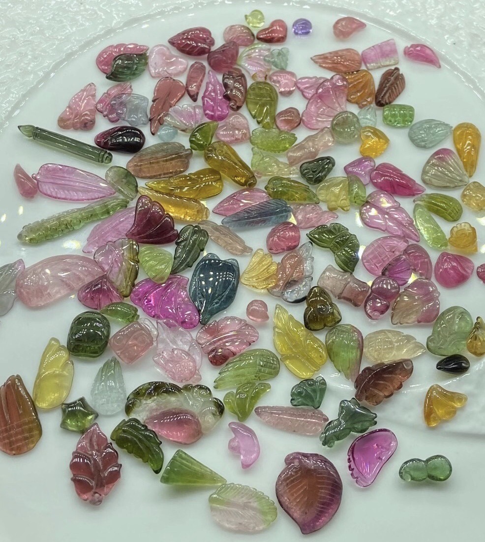 天然碧玺小雕刻件颜色多彩晶体通透精工雕刻可做耳环diy百搭款式