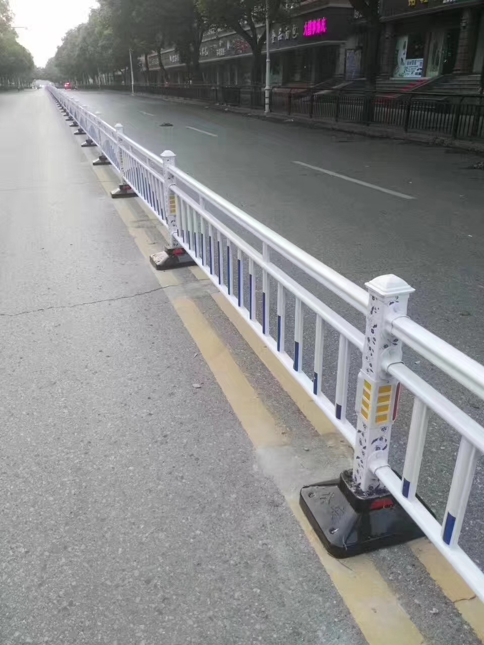 市政护栏粉红色三横杆围栏锌钢隔离栏交通人行道栅栏公路马路栏杆