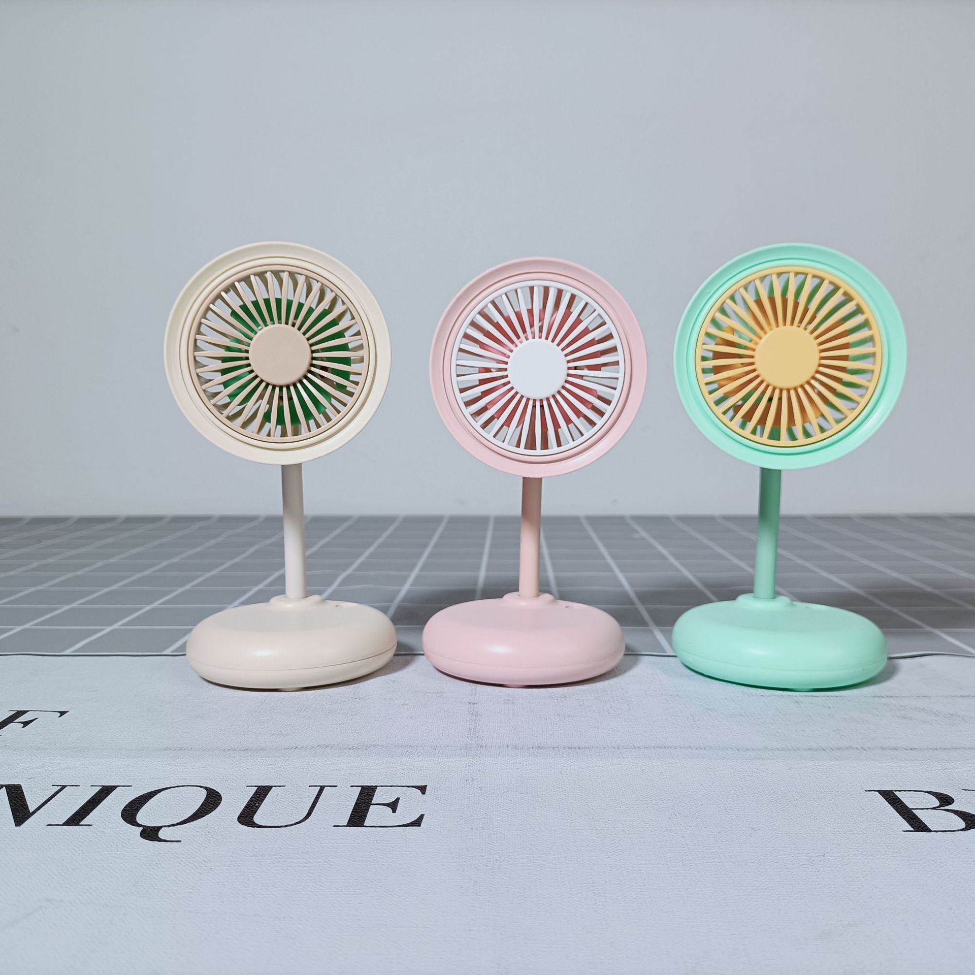 小风扇学生宿舍桌面台式风扇轻音usb充电便捷家用台灯迷你电风扇