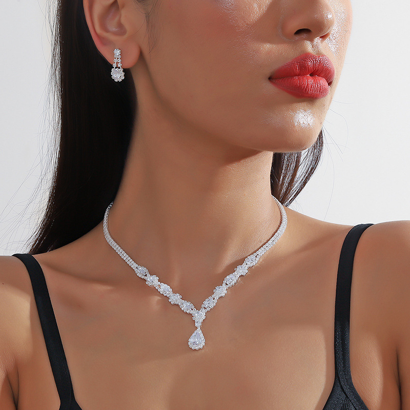 Cross-Border Supply Claw Chain Flash Loose Diamond Rhinestone Zircon Earrings and Necklace Set Retro Simple Dress Clavicle Chain Female