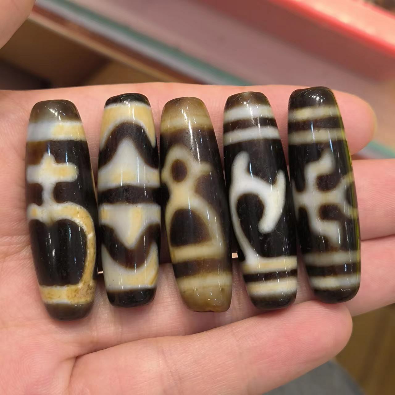 宝瓶/虎牙纹/绿度母贵字财神玛瑙天珠钙化风化细腻老气古旧收藏品