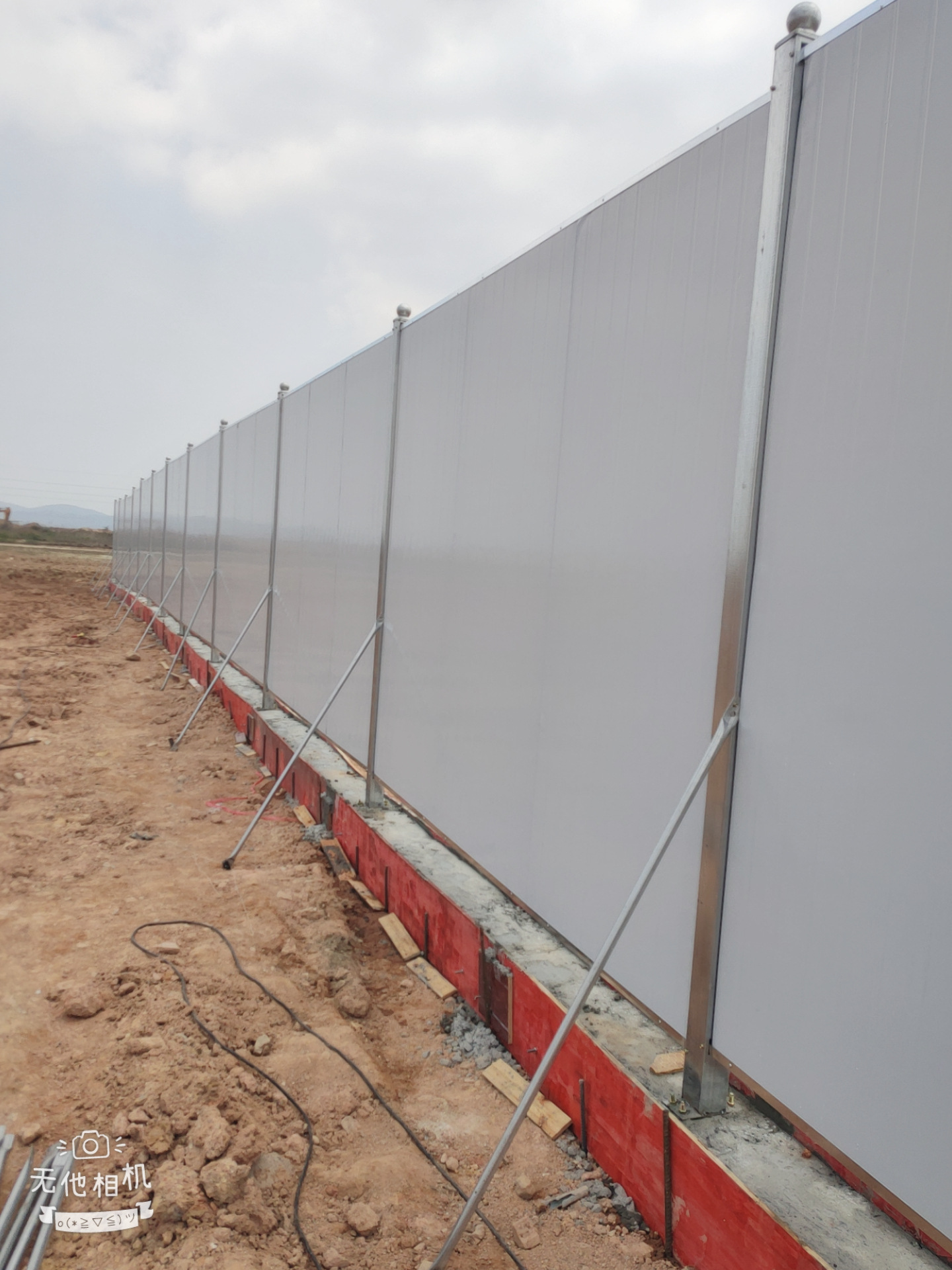 彩钢夹芯板围挡 隔音岩棉板围档 工地临时拼装围档 市政施工-阿里巴巴