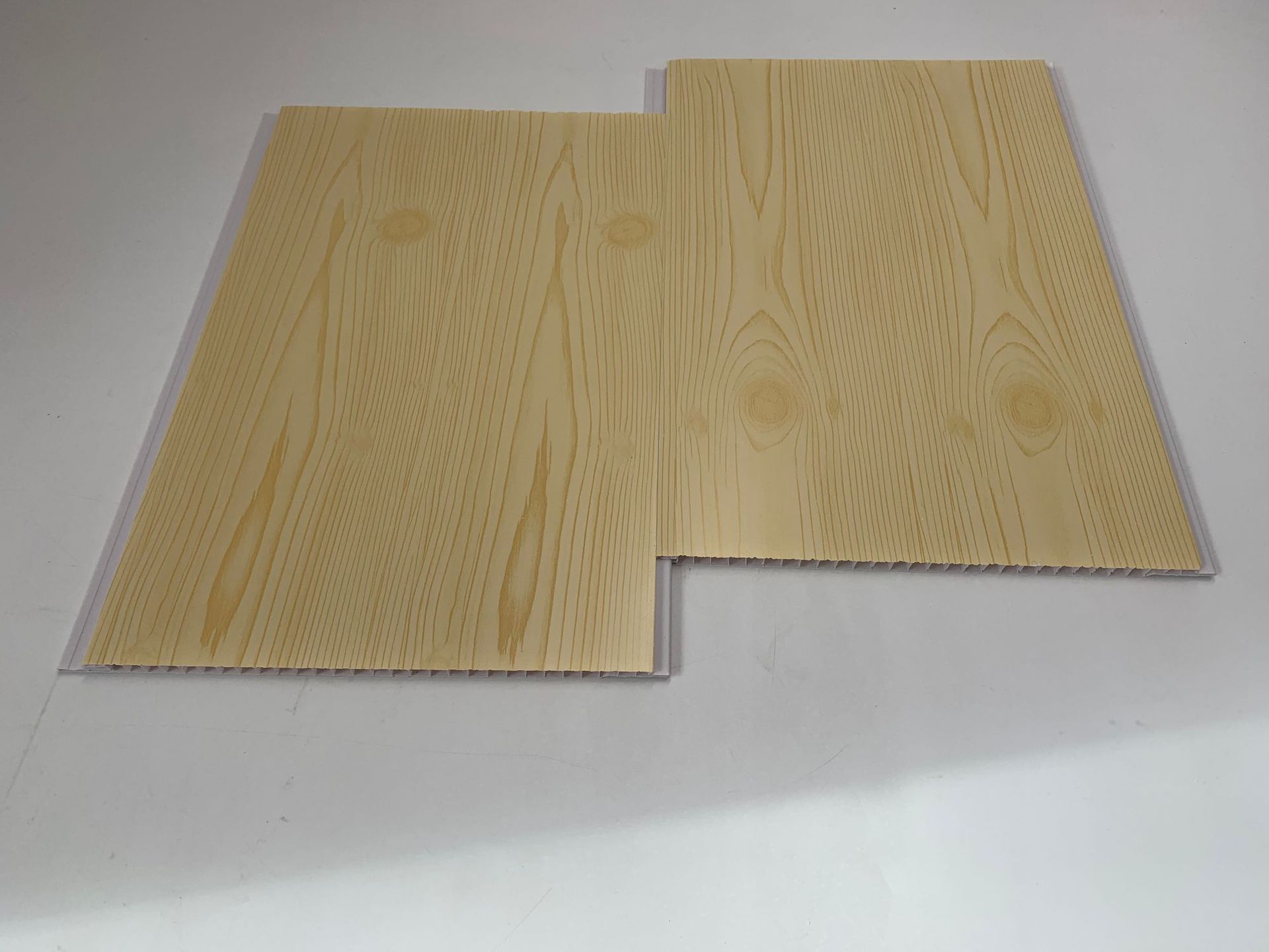 1kg  浅色木纹转印pvc吊顶扣板 出口产品