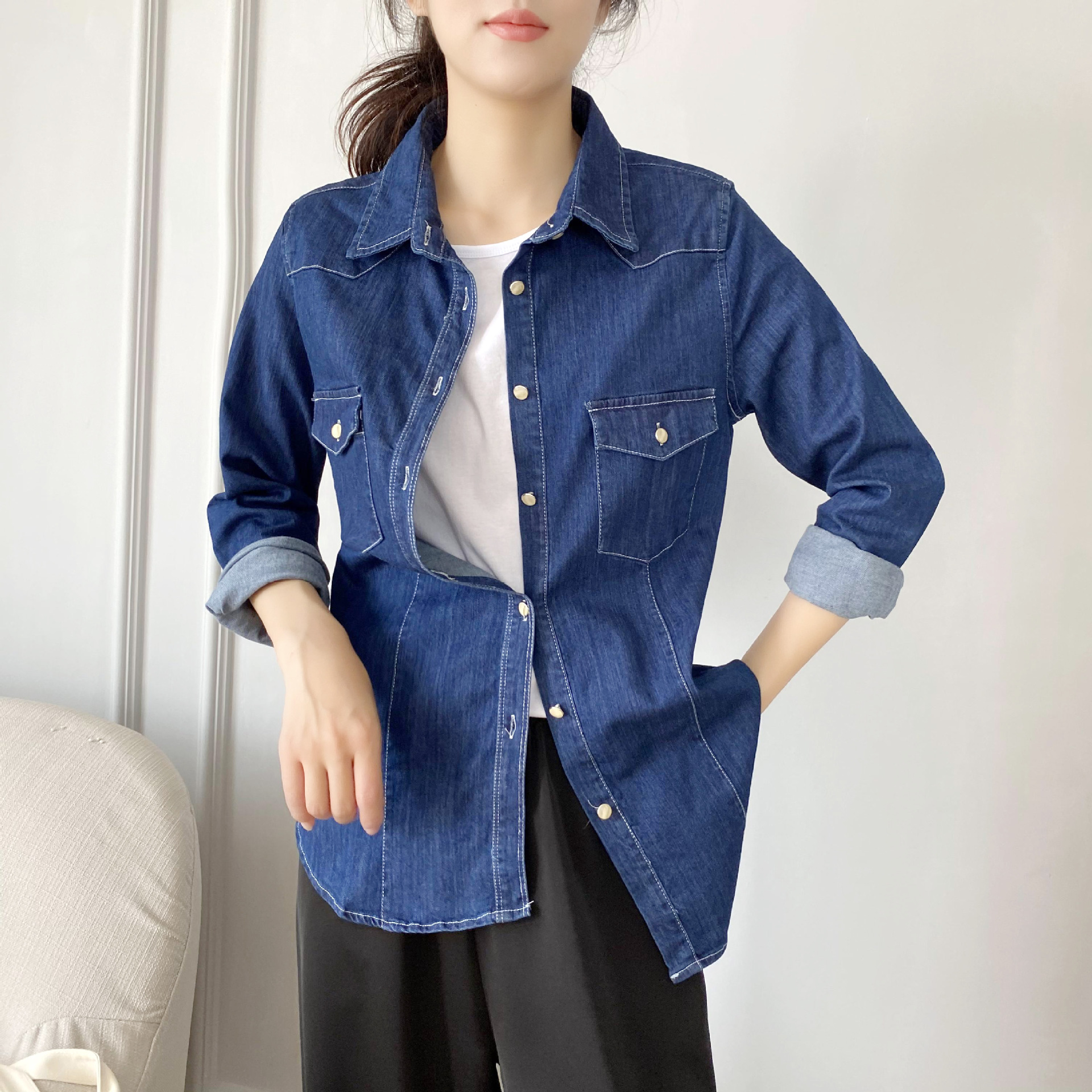 2021年春 休闲显瘦复古港味外穿纯色双口袋长袖牛仔衬衫女上衣