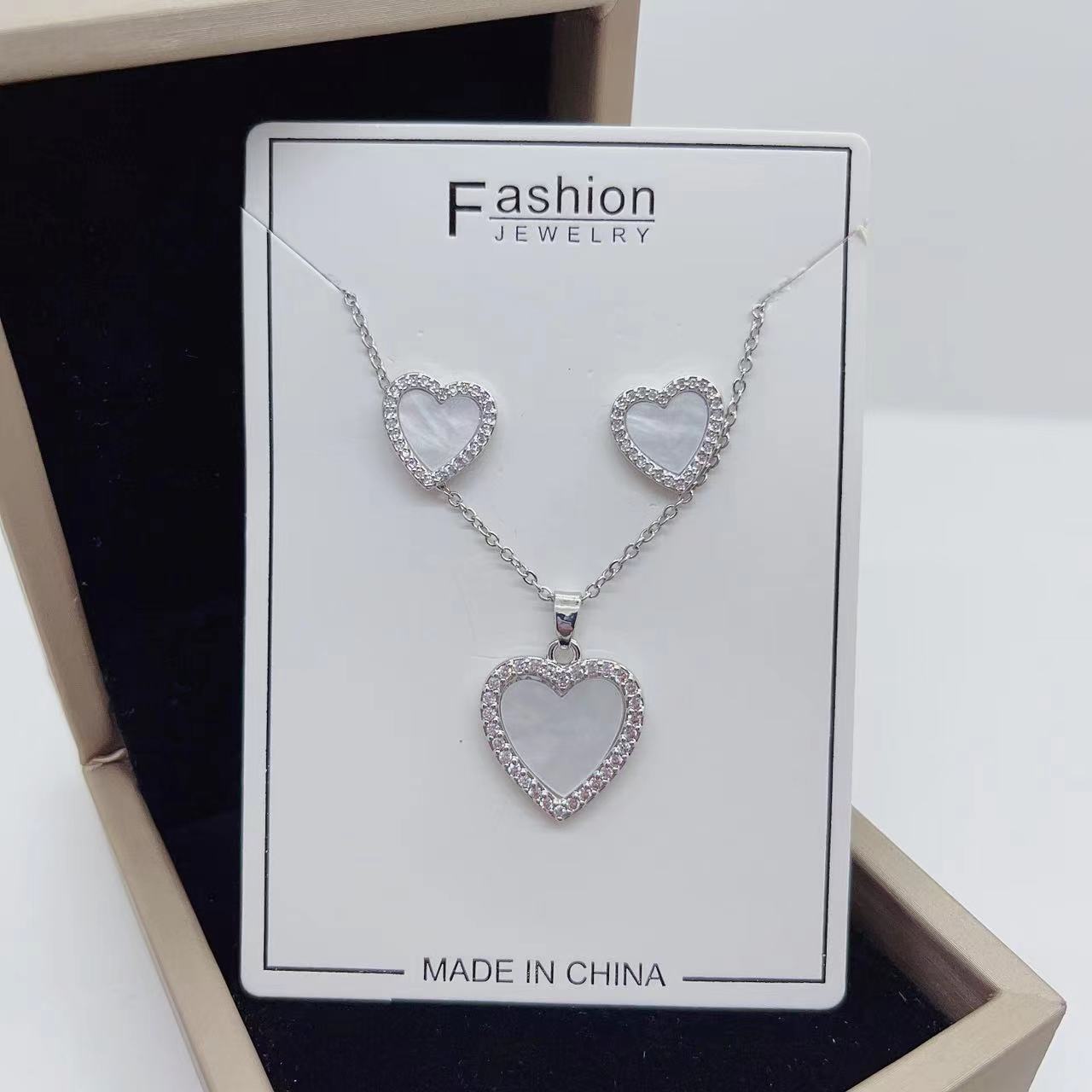 Europe and America Cross Border Cyber Celebrity Style New Arrival Copper Micro Inlaid Zircon Sticky Plate Black and White Peach Heart Versatile Elegant Earrings Necklace Two Pieces