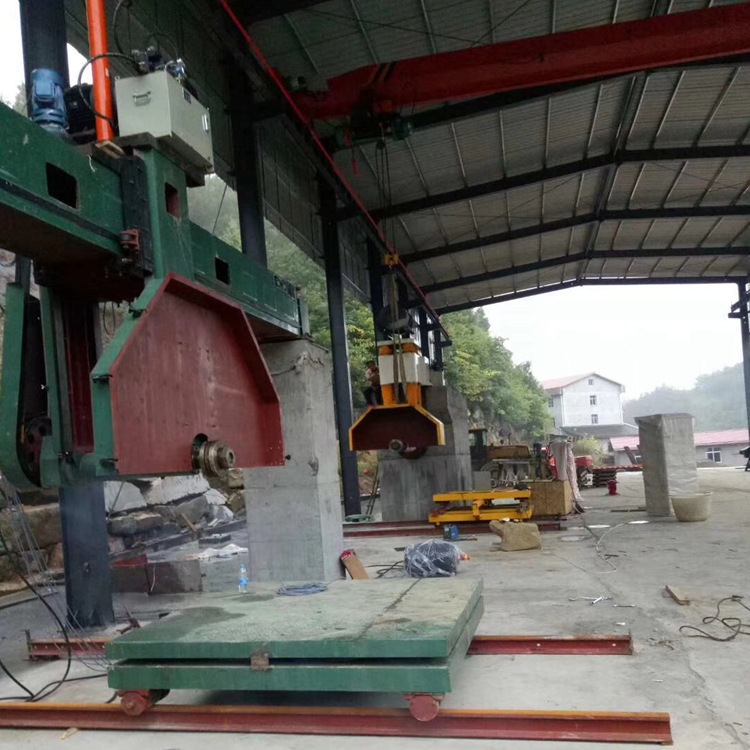 因金刚石圆锯片装在龙门的立柱框架上而得名,龙门式切石机是加工过非