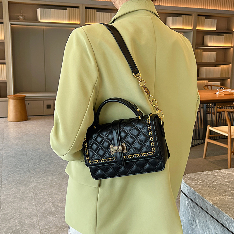 Spring Bag Women's 2023 New Popular Messenger Bag This Year Niche Advanced Texture Handbag Shoulder Bag