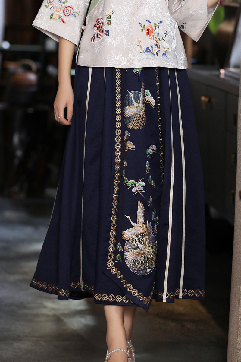 重工刺绣民族风刺绣半身裙长款日常复古中式改良马面裙拼接半身裙