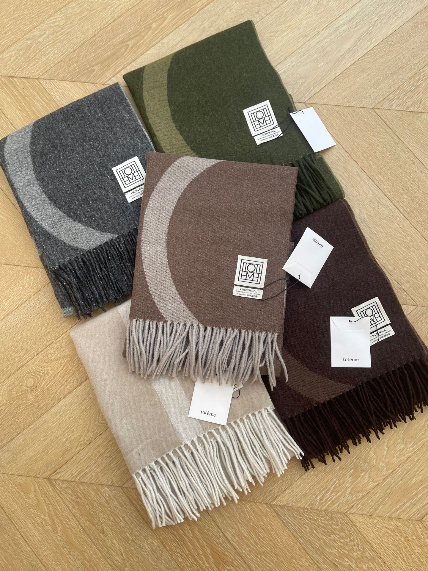 瑞典小众几何提花字母羊毛围巾女秋冬保暖加厚双面羊绒流苏披肩