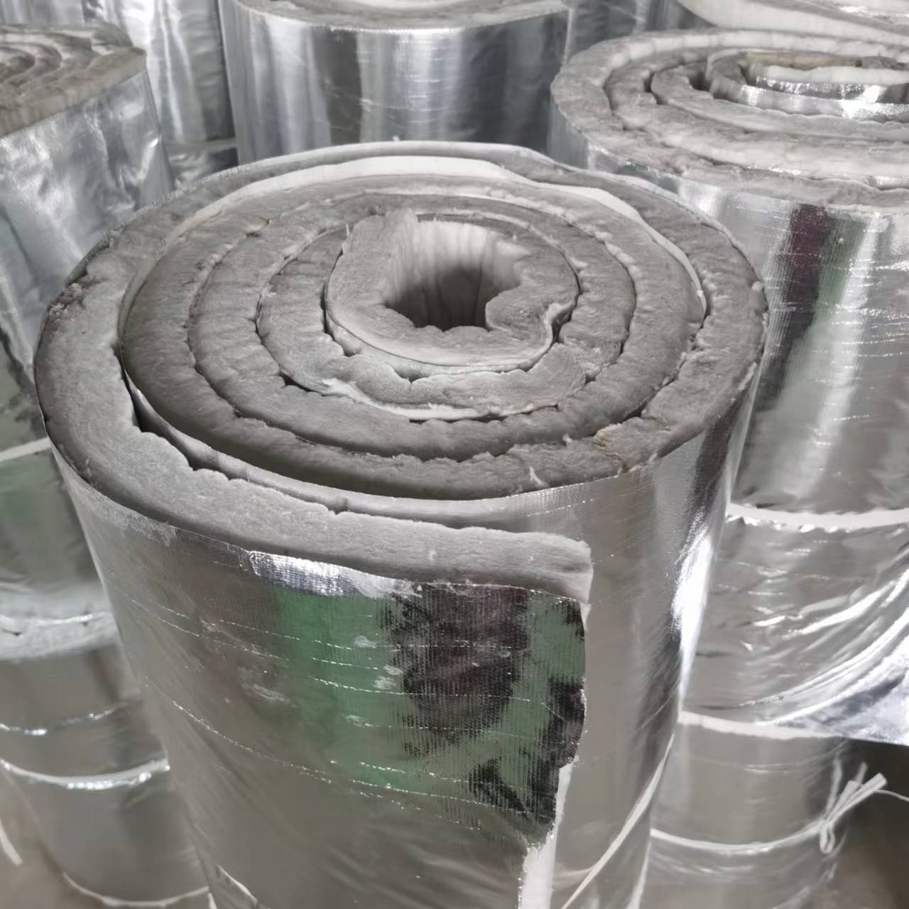 铝箔硅酸铝针刺毯 排烟风筒铝箔纤维毯防火布铝箔陶瓷纤维毡 批发