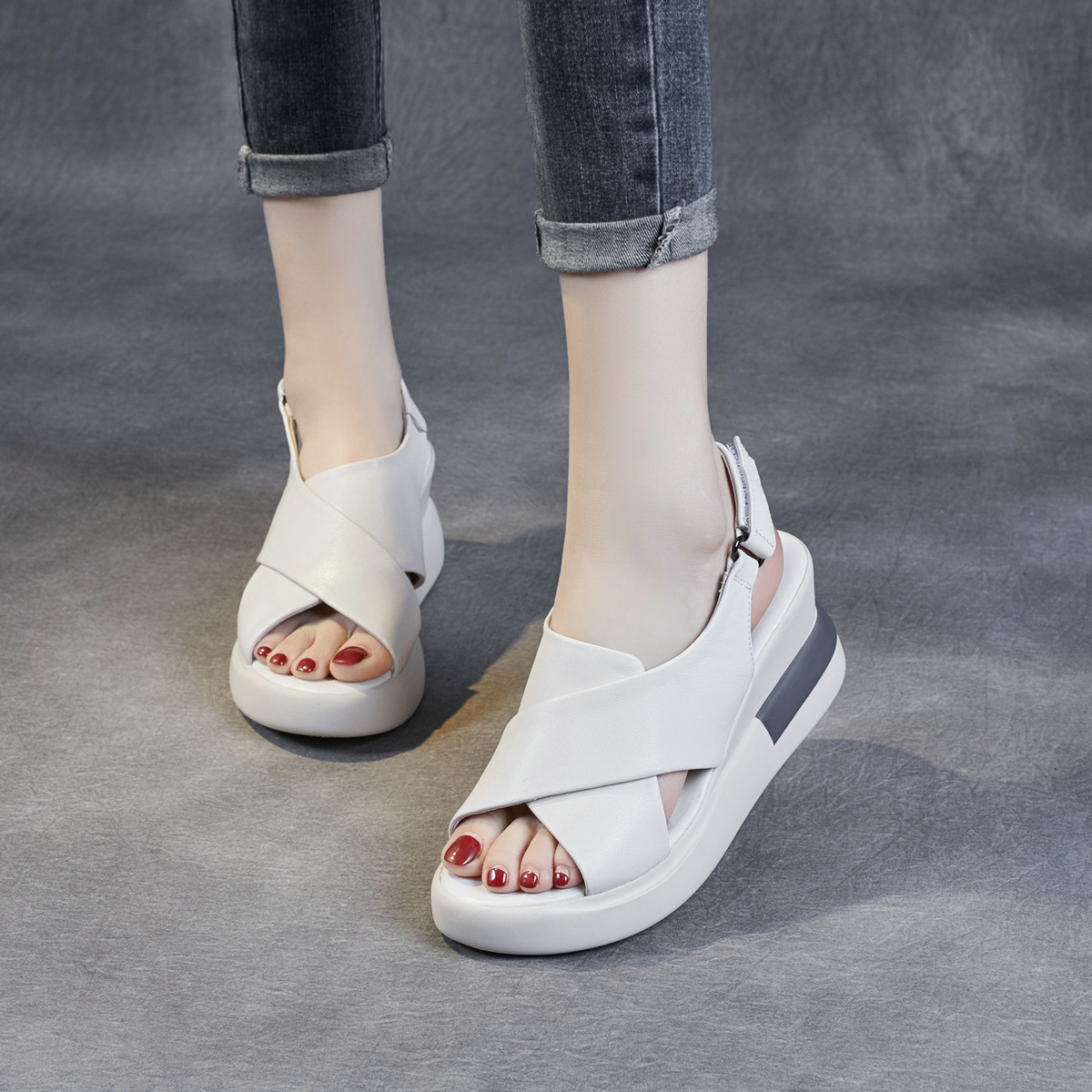 2023春夏新品坡跟凉鞋厚底头层牛皮舒适百搭真皮女鞋露趾大皮撞色