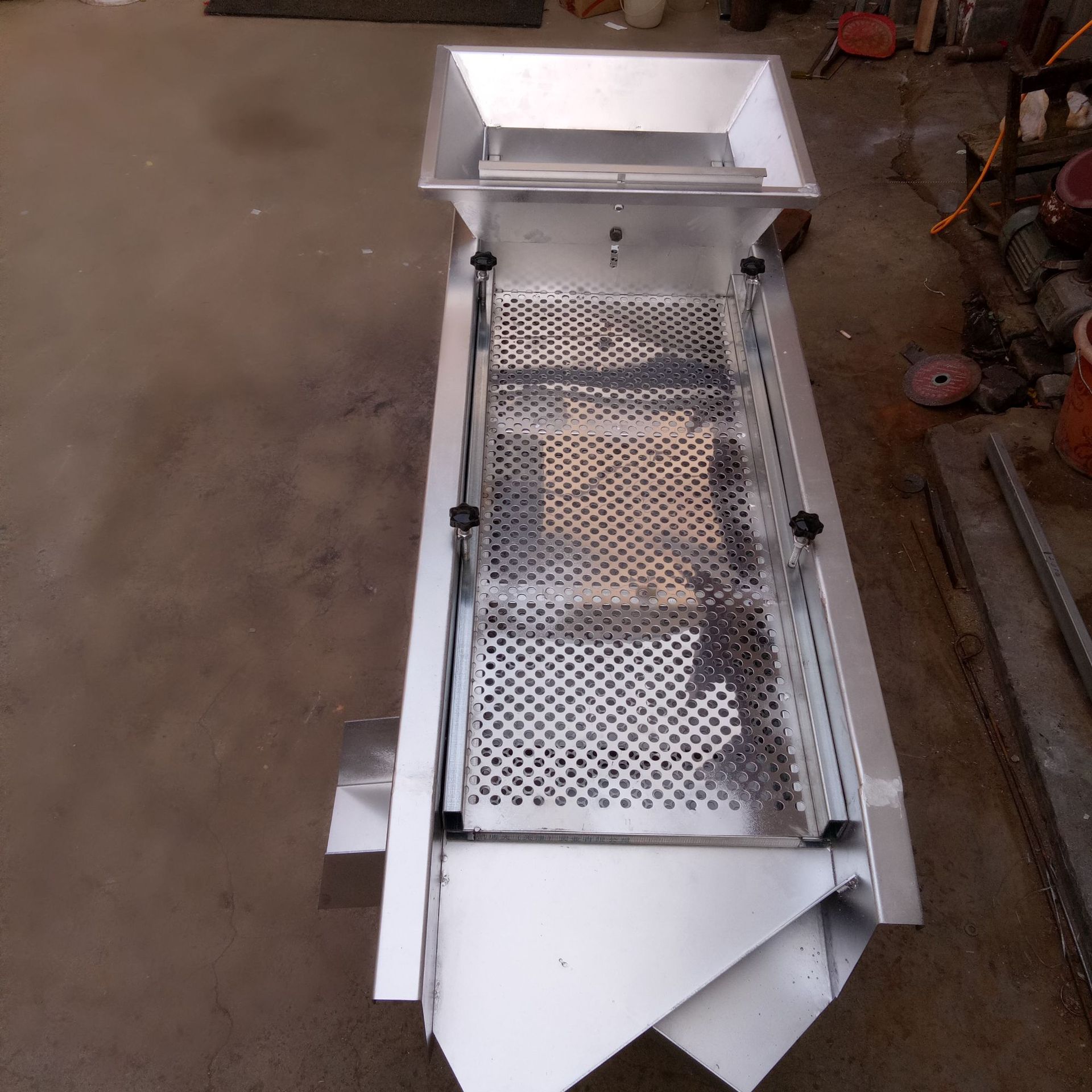 厂家销售不锈钢直线振动筛磨料化肥颗粒粉状筛选机