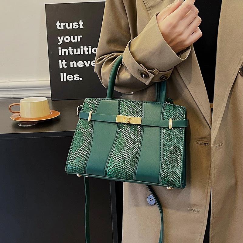 2024新款手提包鳄鱼纹单肩包跨境休闲蛇皮纹拼接凯莉包包-阿里巴巴