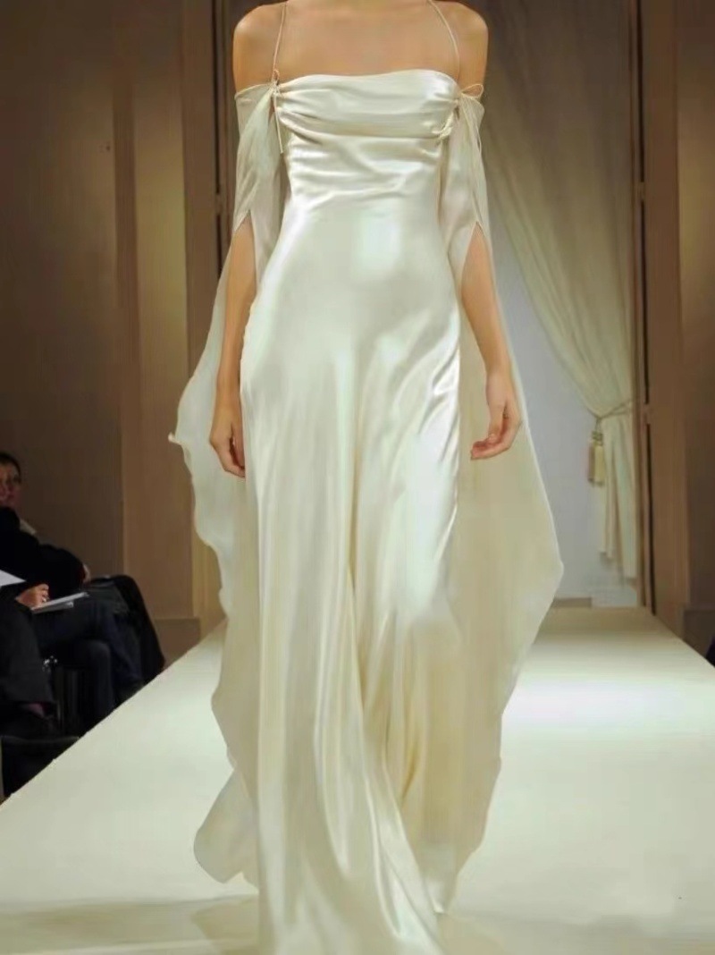 法式高级感缎面抹胸宴会轻晚礼服女性感一字领绑带露背挂脖连衣裙