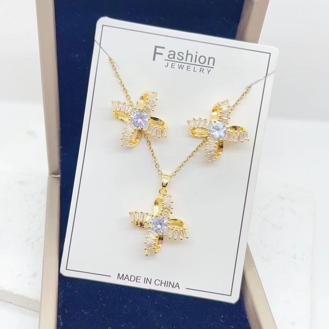 Japan and South Korea Internet Hot New Copper Gold-Plated Ladder Square Four-Leaf Flower Advanced Shiny Sweet Earrings Necklace Two-Piece Suit