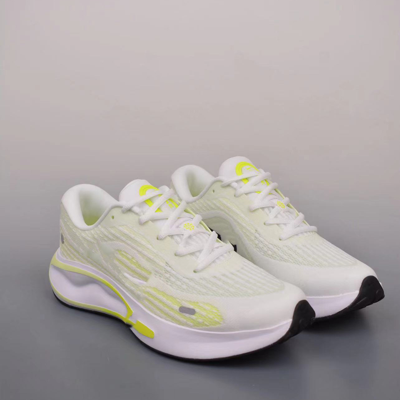 24年夏季新款女士标志跑步休闲运动鞋透气性好脚底舒适061913