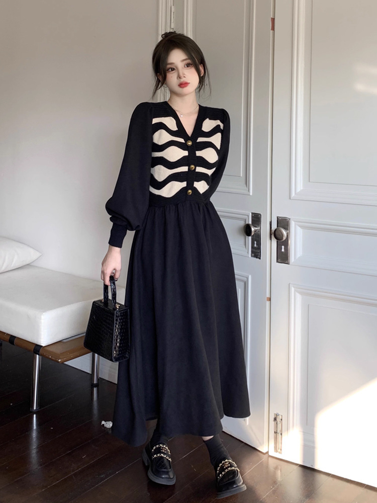 连衣裙秋冬假两件套毛衣新款网红v领针织外穿中长提花条纹连衣裙-阿里