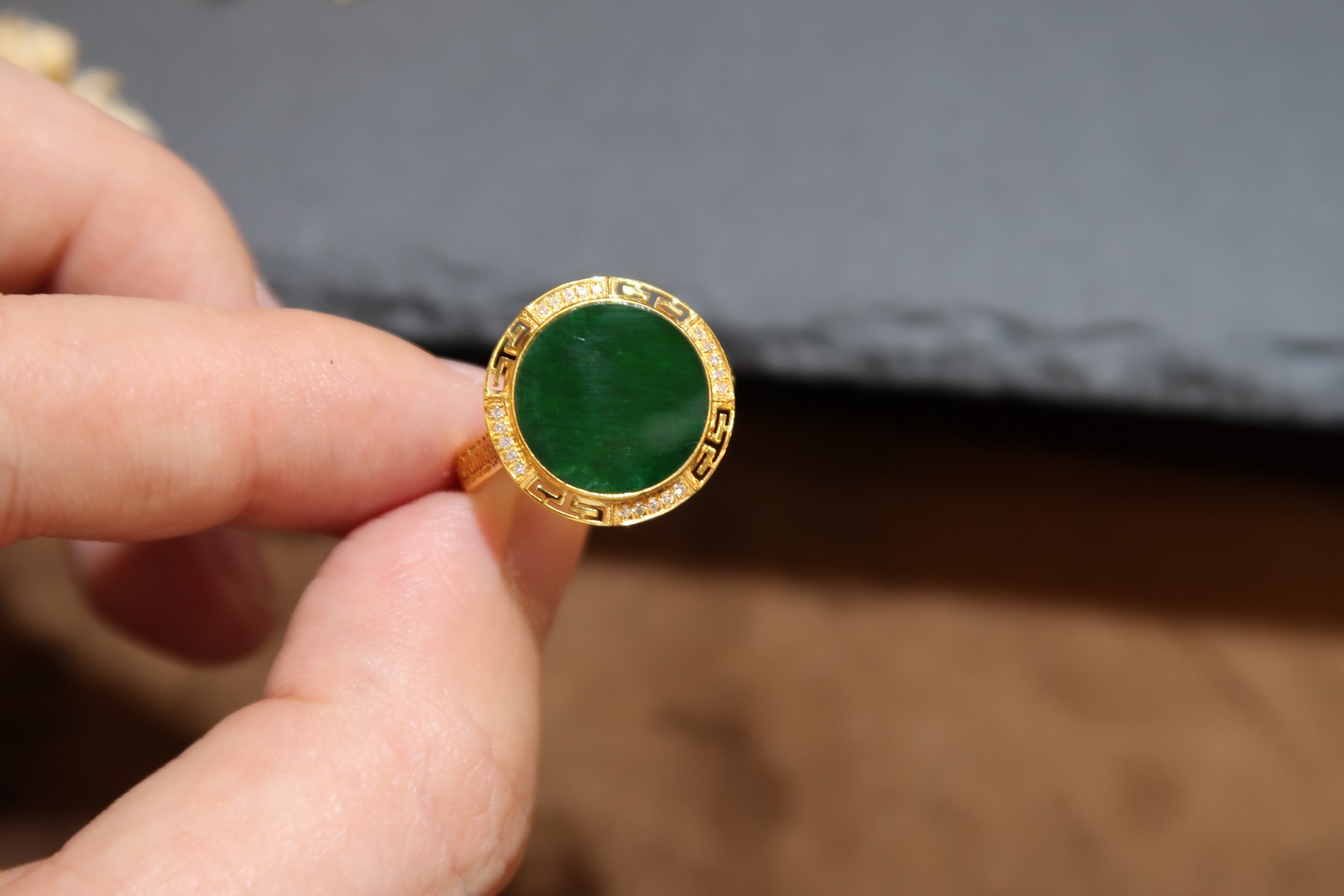 大戒指颜色浓满绿原生光面圆牌a货翡翠18k金镶南非真钻16m