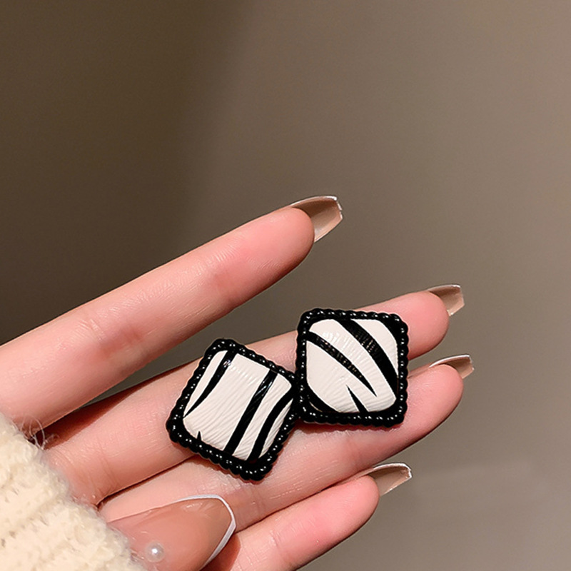 Silver Needle European and American Retro Black and White Striped Leather Earrings Internet Celebrity Fashion Hot Girl Tassel Earrings Personality Temperament Earrings