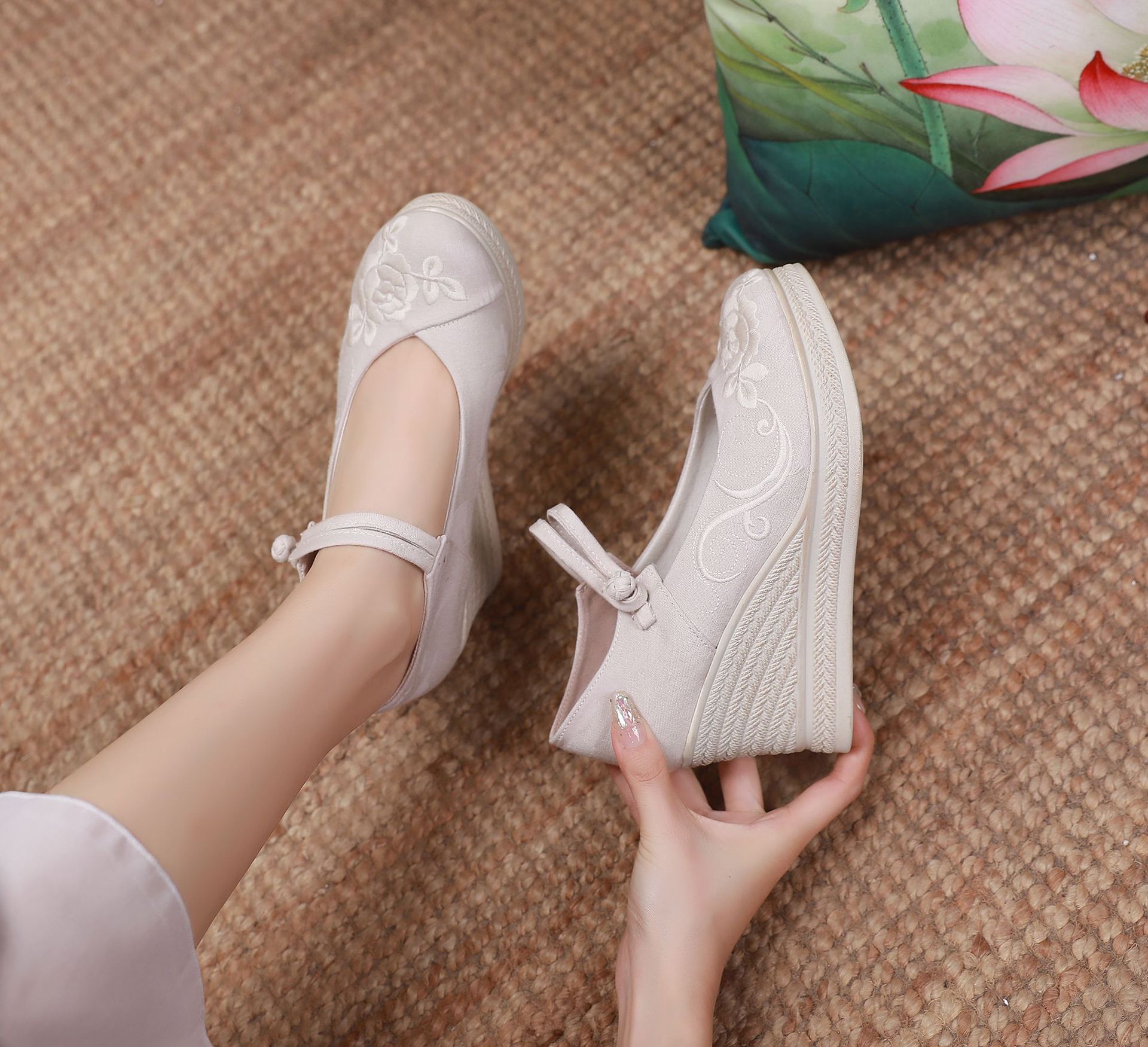 春款老北京高跟刺绣古装民族风绣花鞋增高古风鞋女汉服鞋坡跟单鞋