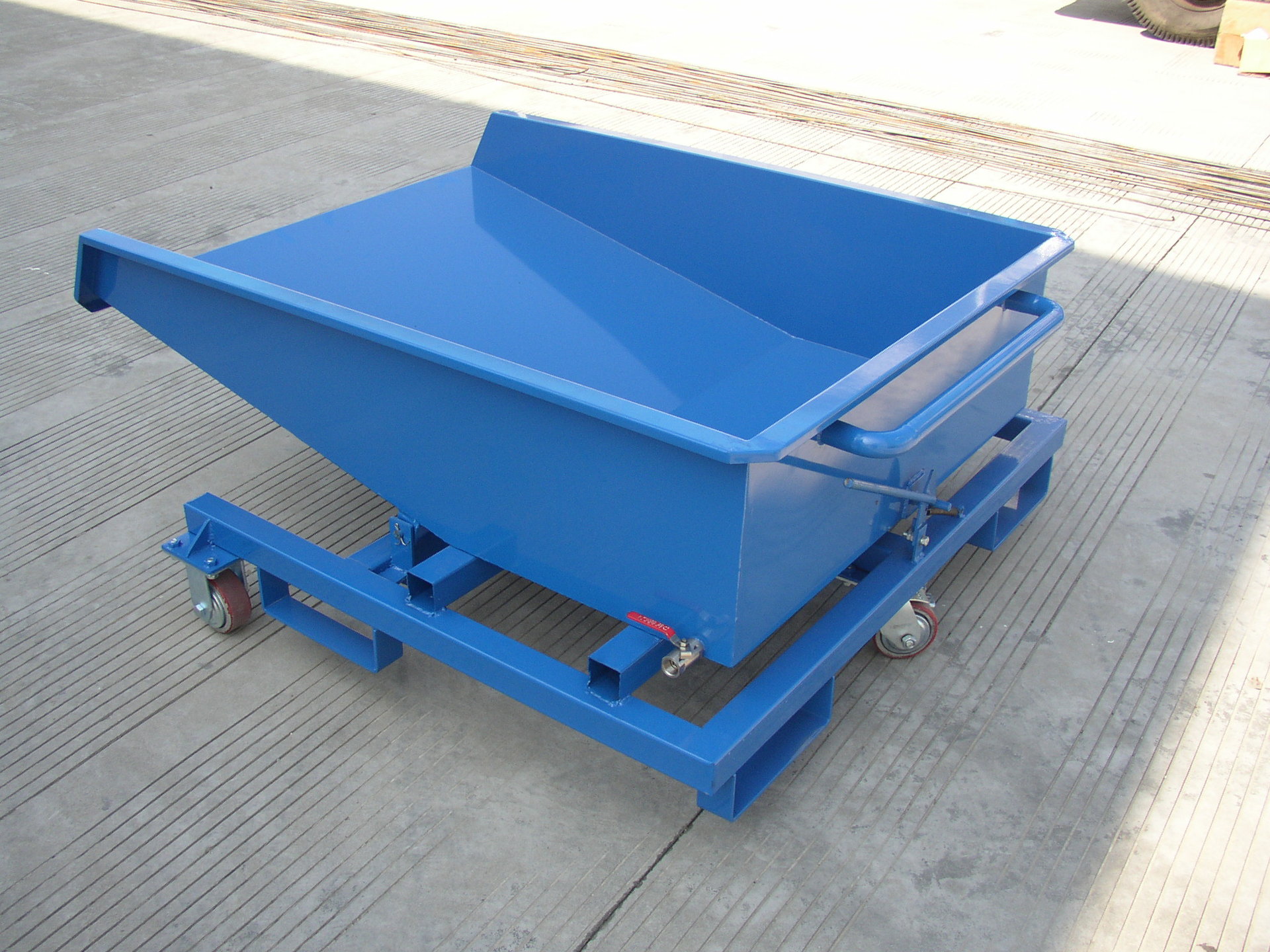 车间铁屑车机床排屑机小车工业垃圾车可翻转废料车自卸移动废料箱