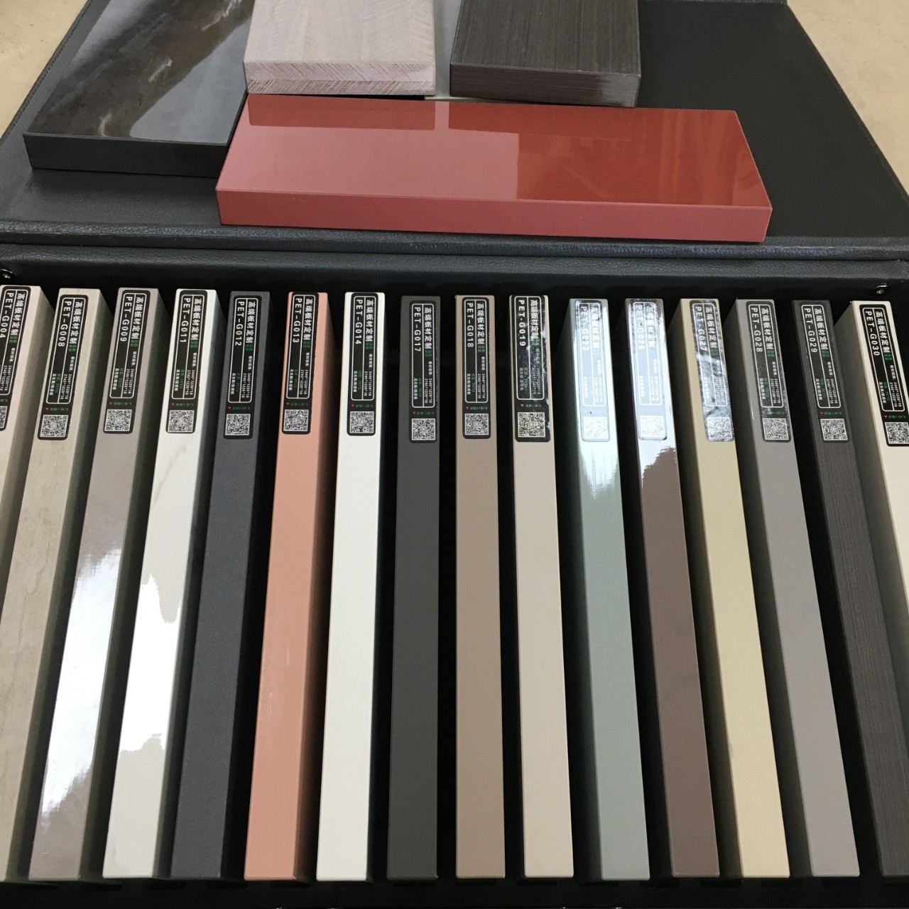 厂家现货批发高端肤感 高光pet 一门到顶衣柜门板 橱柜门家具板