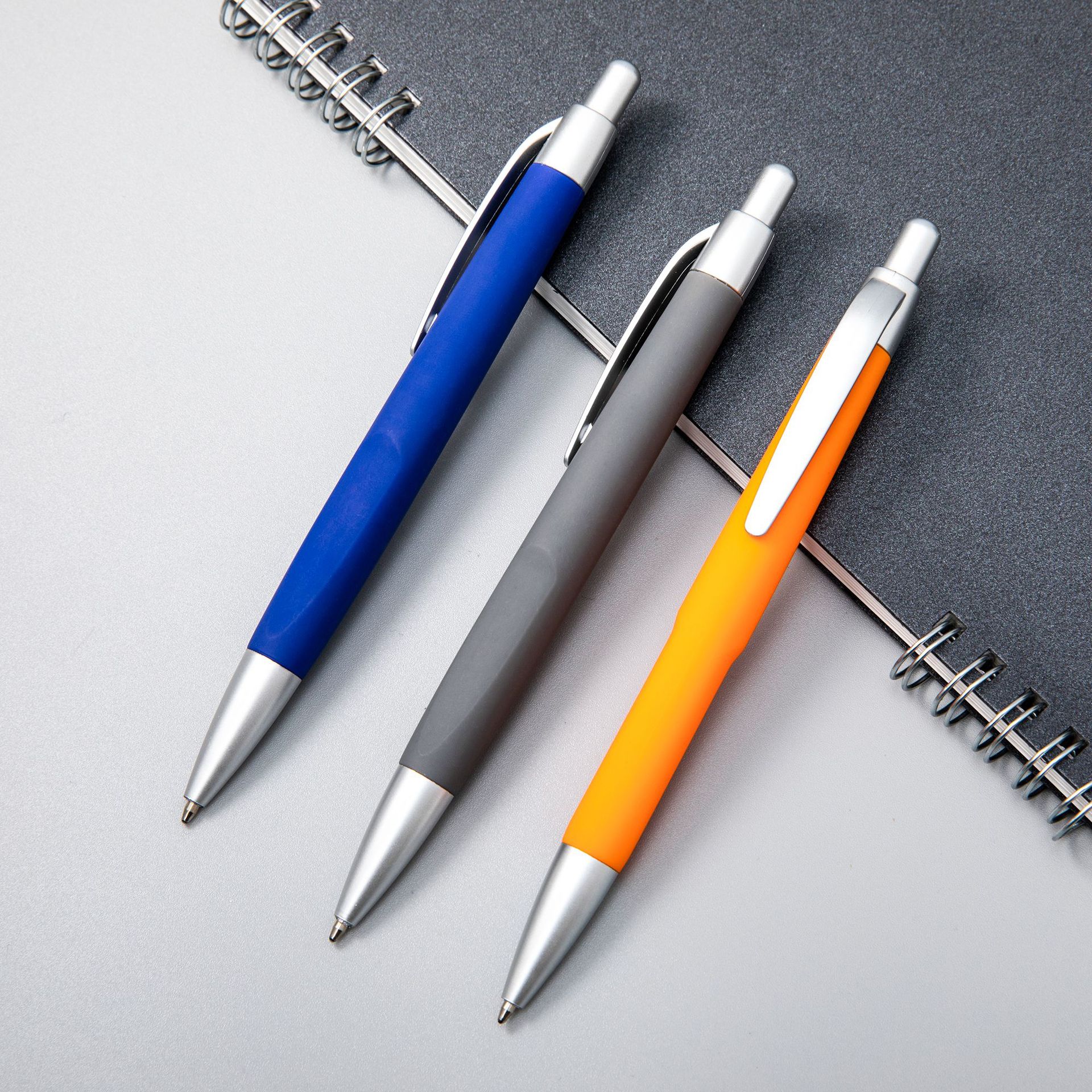 nh 现货款喷胶圆珠笔 按动橡胶广告笔 酒店定制广告软胶笔