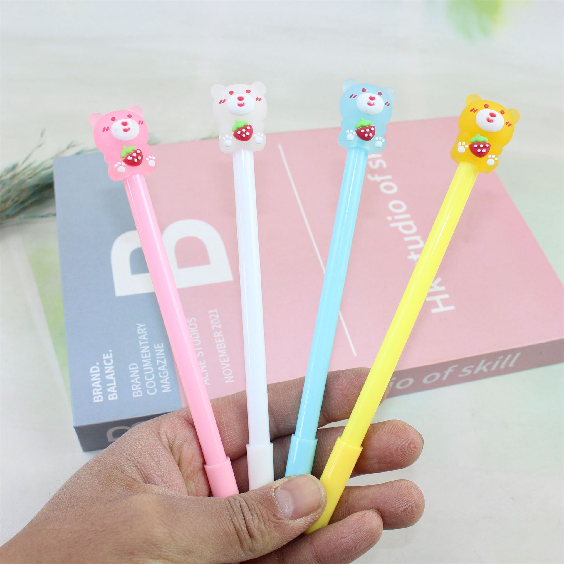 日韩新款可爱小熊草莓彩色笔杆简约网红签字笔学生书写文具中性笔