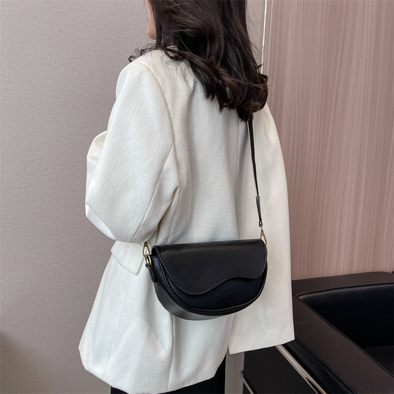 Women's Bag 2022 New Fashion One Shoulder Saddle Bag Autumn This Year Popular Bag Simple Casual Niche Messenger Bag