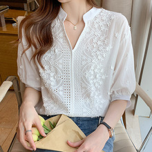 白色棉麻衬衫镂空气质五分袖女2023夏季新款时尚V领绣花百搭上衣