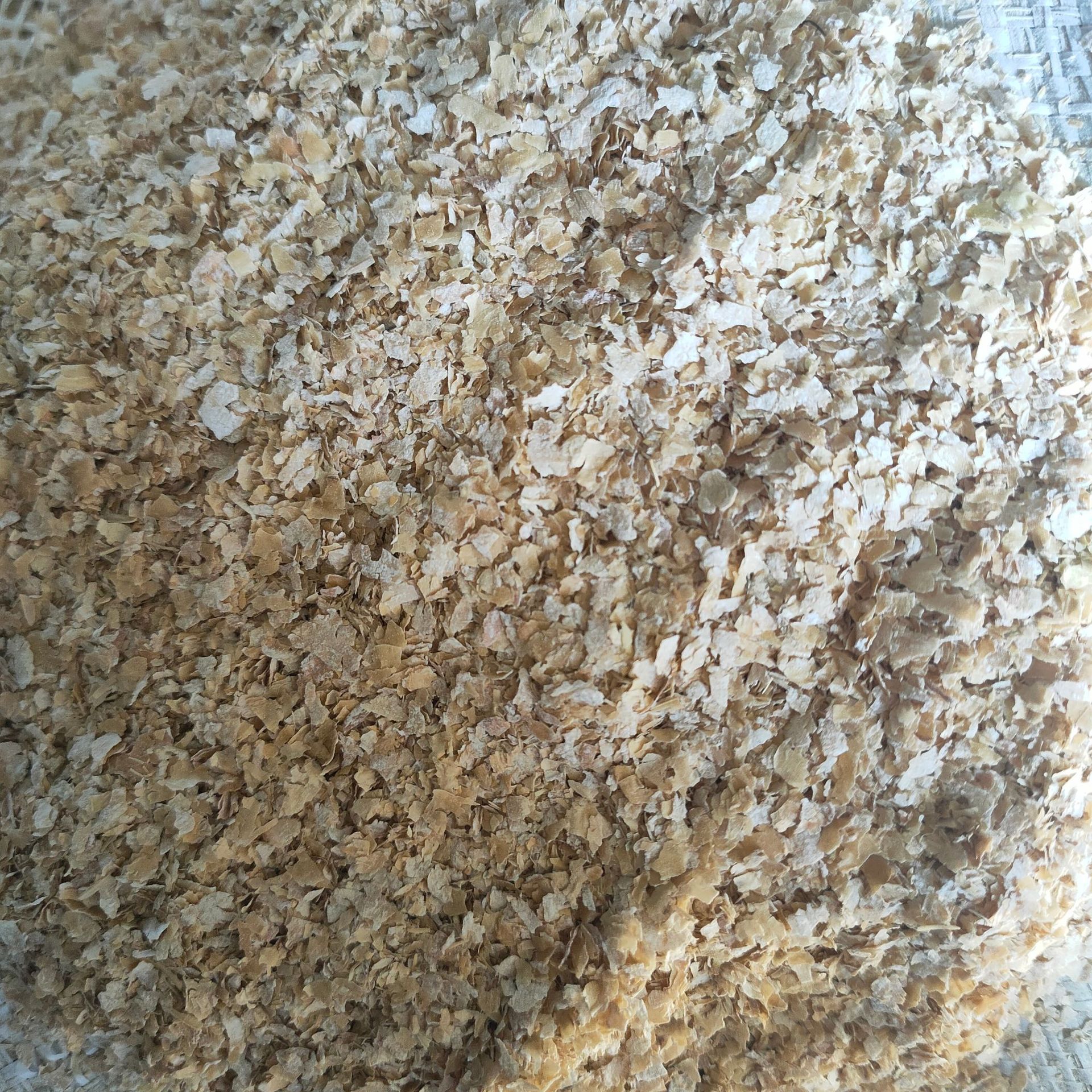 现货麸皮小麦麸皮饲料级猪牛羊畜禽用麦麸鸡饲料麸子皮麦麸粉米糠