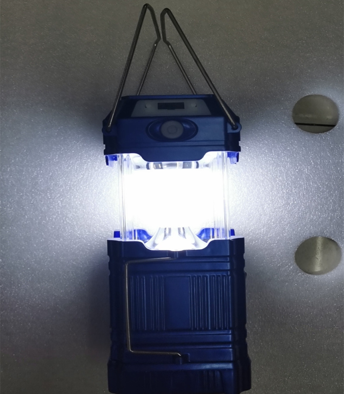 或者圆插)充电线充电,边上有彩灯,还有钟表功能,有电子灯镶嵌在马灯上