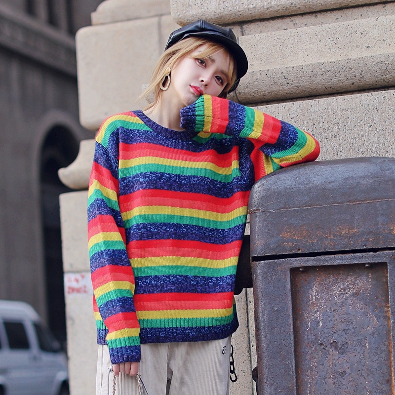 彩虹条纹大圆领毛衣
