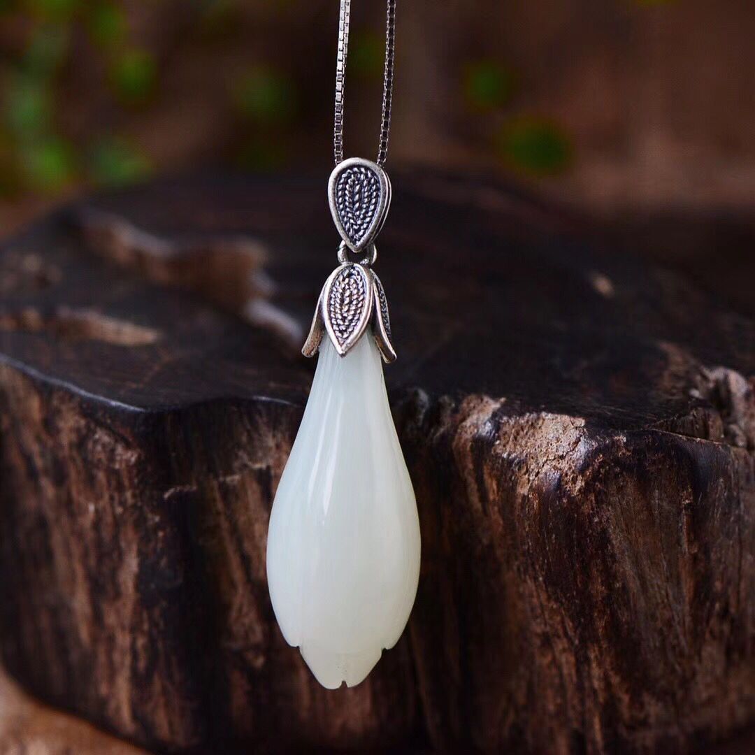 仿和田玉吊坠镀白金色镶嵌玉兰花吊坠镀白金锁骨链复古款吊坠女款