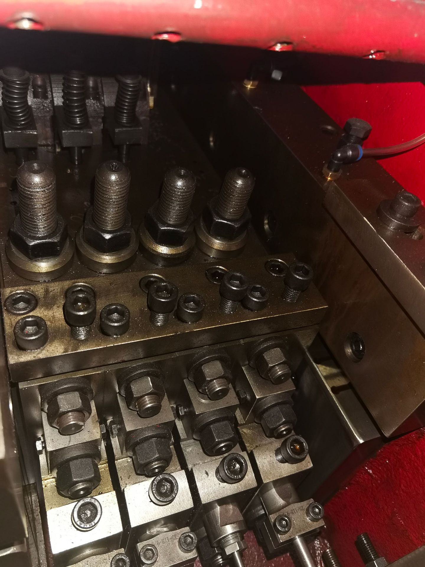 供应多工位冷镦机螺母机箱包铆钉机