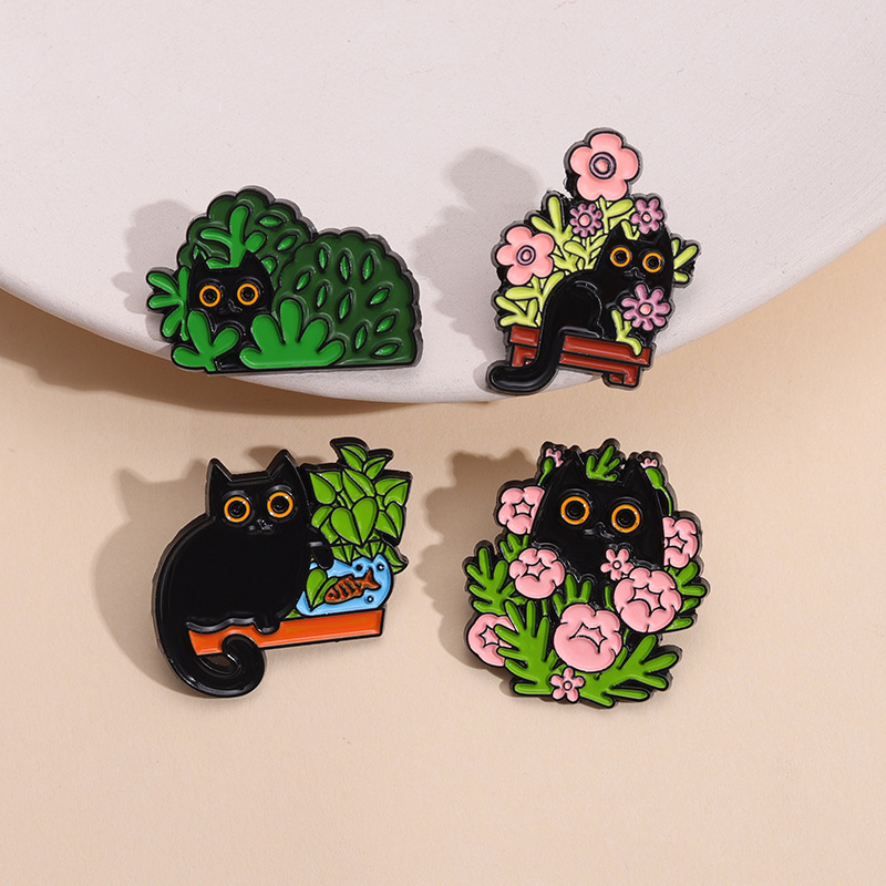 Foreign Trade Hot Selling Plant Black Kitty Brooch Cute Black Cat Shape Golden M Badge Animal Pin Accessories Badge