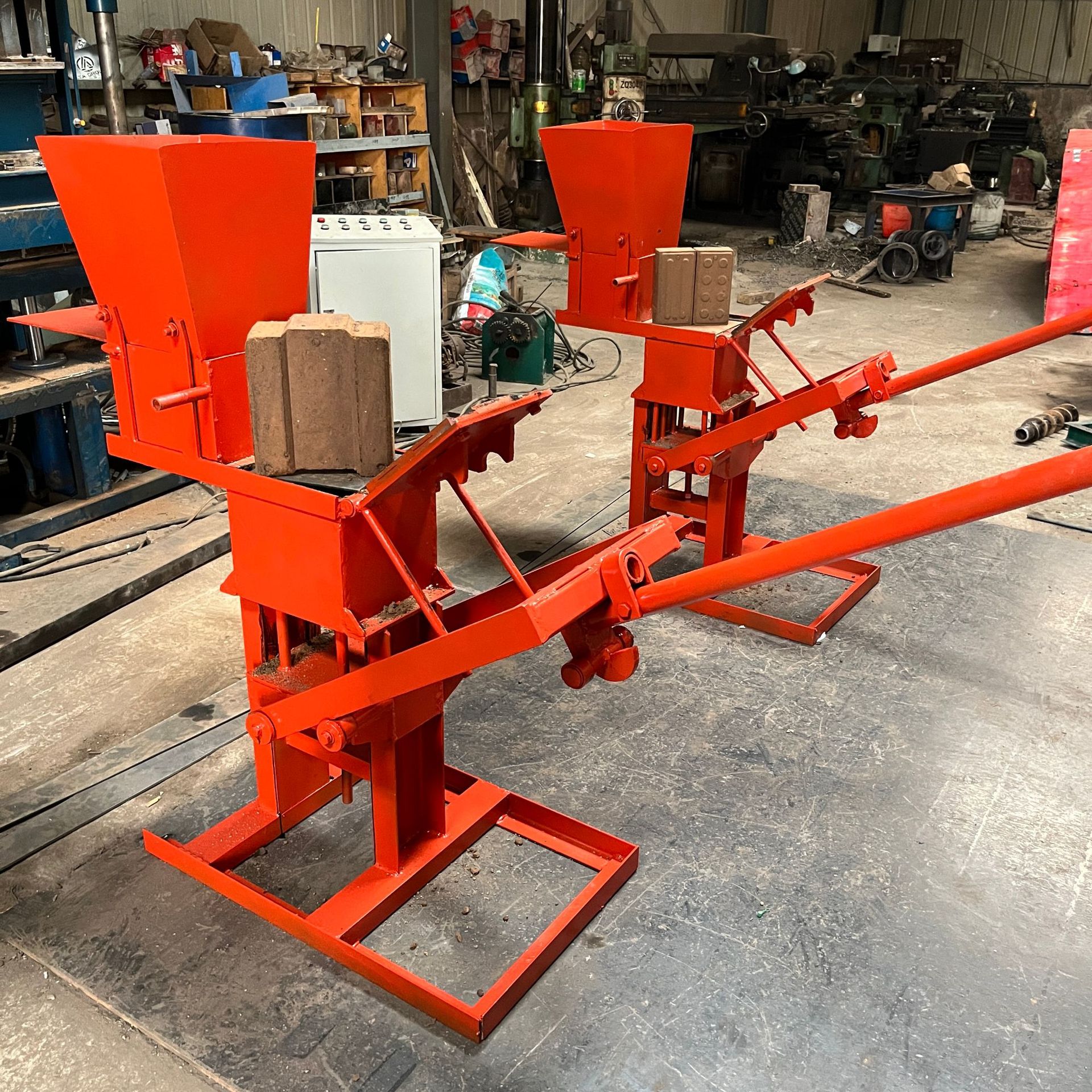 东越生产手压连锁粘土砖机小型手动免烧压砖机出口乐高空心制砖机