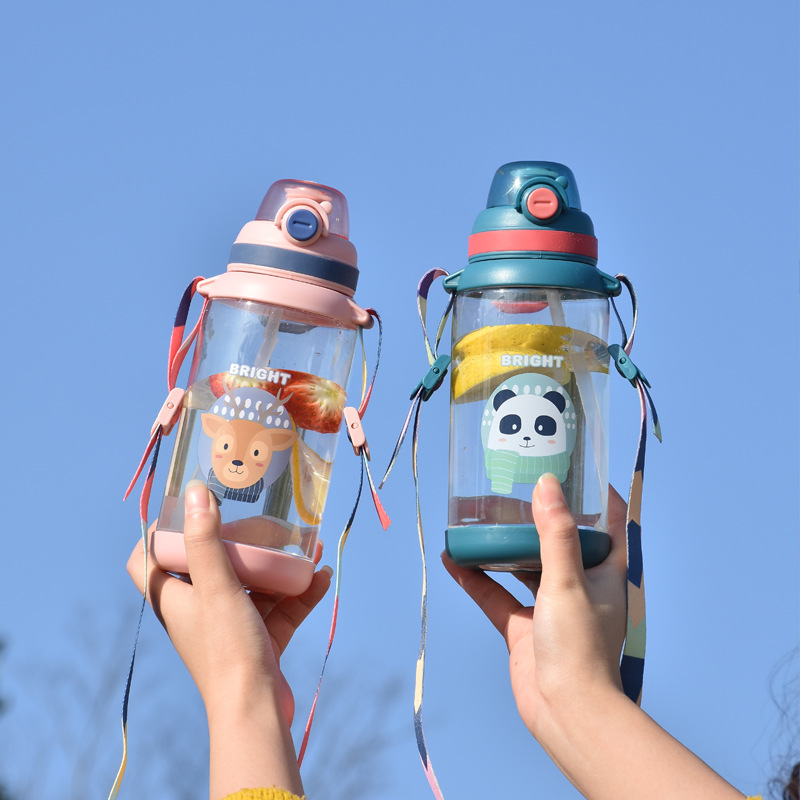 厂家 便携大容量弹跳盖 tritan pc儿童背带吸管塑料水杯水壶