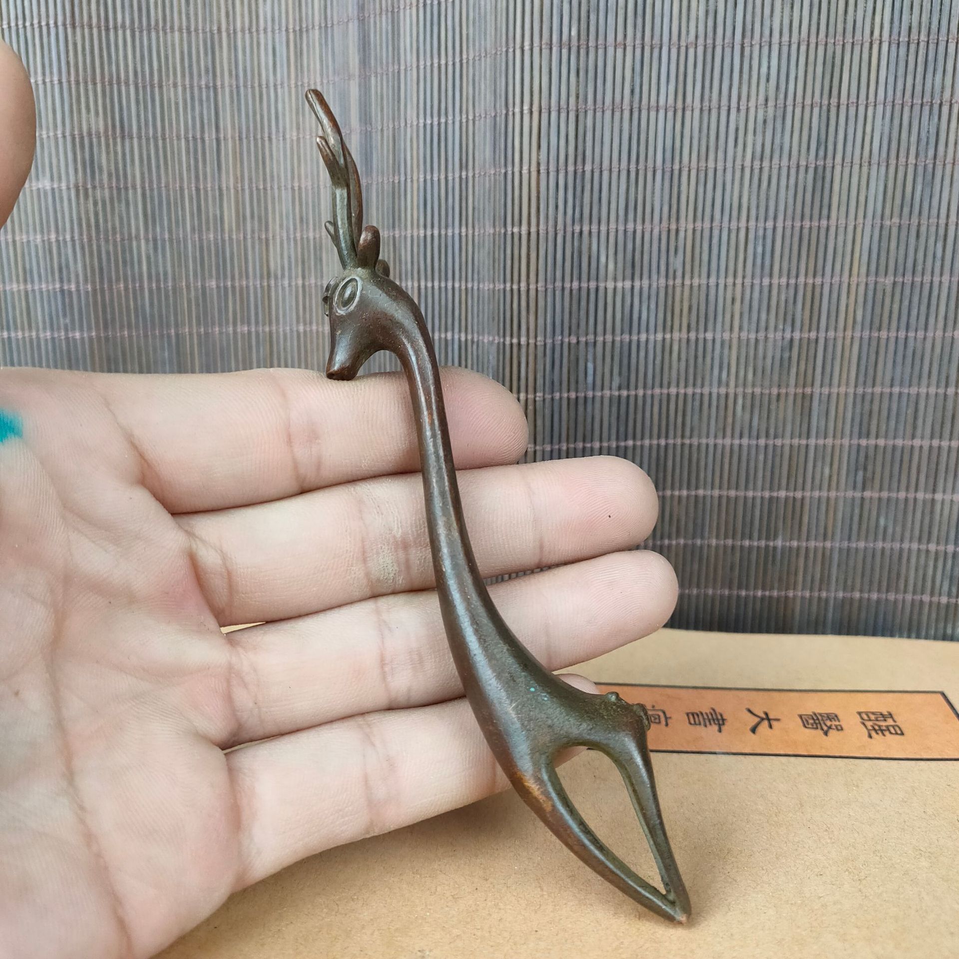 做旧仿古铜长颈鹿手把件 复古文玩茶道桌面茶壶盖叉道具装饰摆设