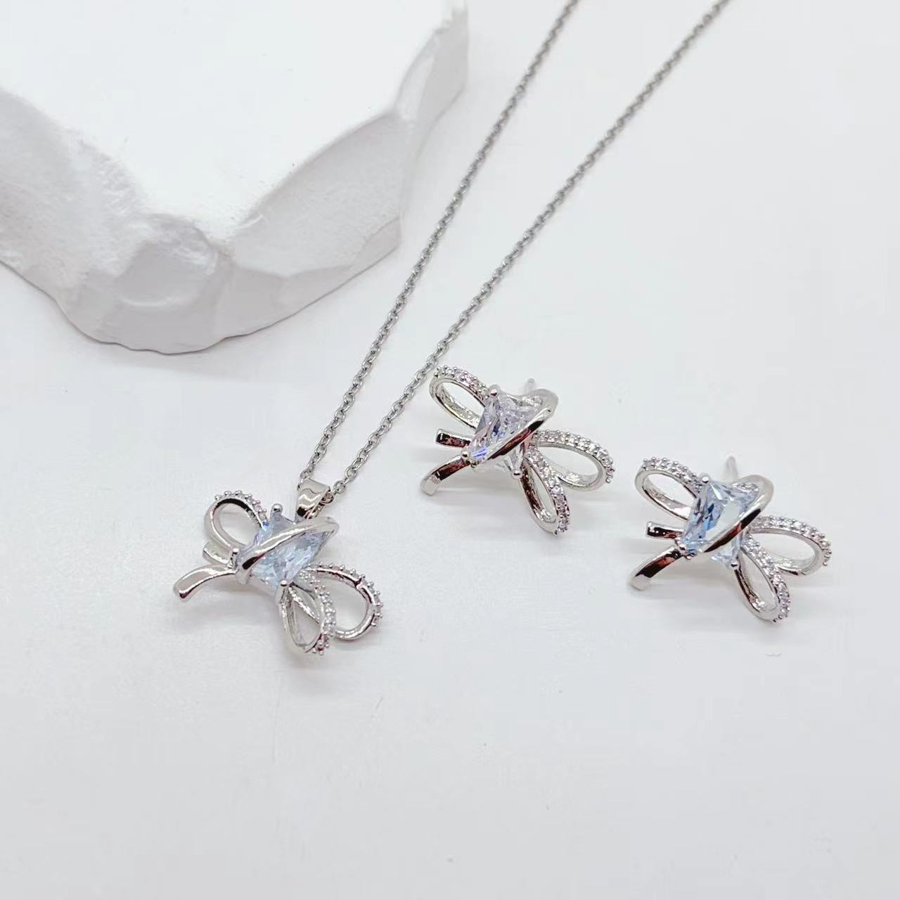 Douyin Online Influencer Hot Selling Product Bow Zircon Light Luxury Sweet Niche Design Earrings Necklace Two-Piece Set