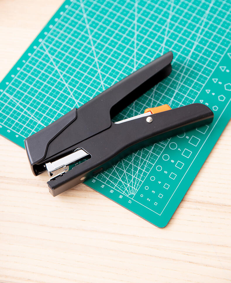 得力0358订书机装订器12号钉商务办公学生金属订书器办公用品