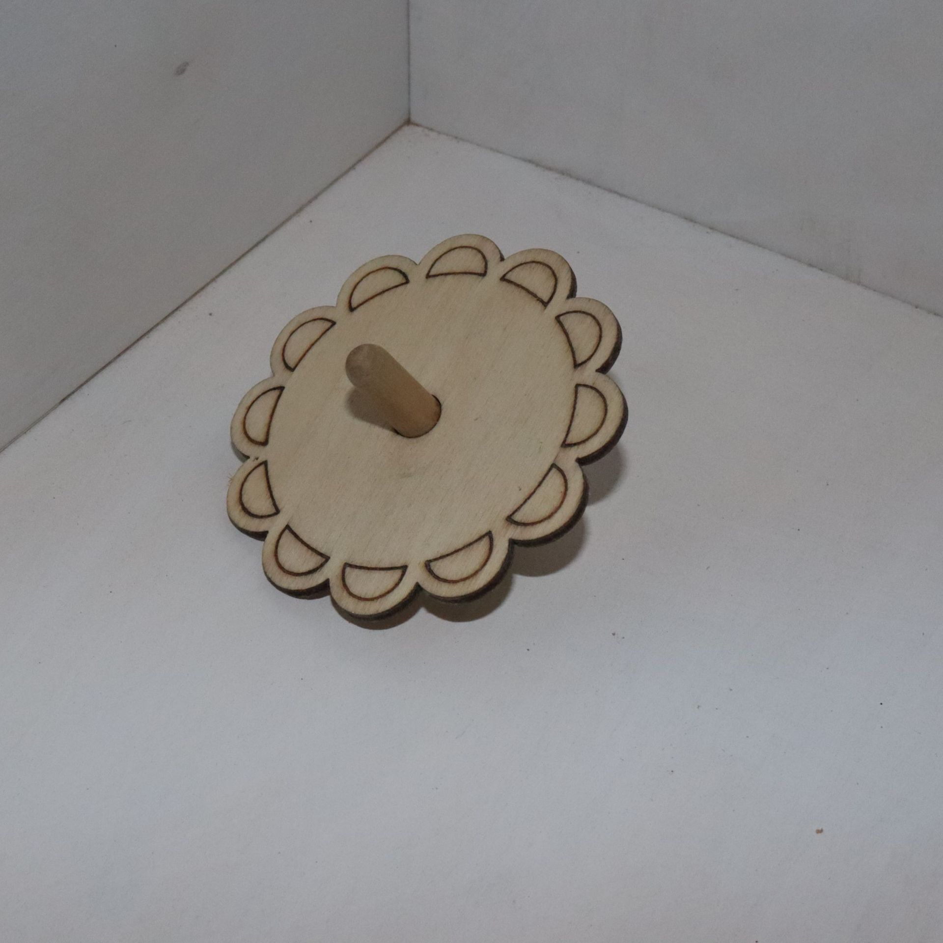 厂家直供 松木创意木质激光花纹小陀螺儿童趣味小玩具可拆分