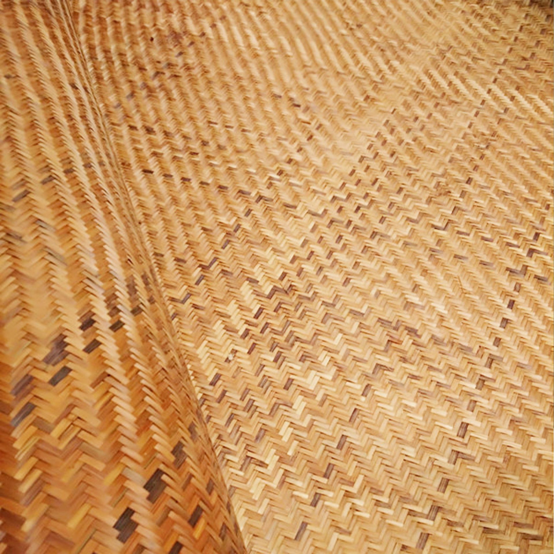 经工艺匠人全手工用刀凭丰富的经验刨篾,加工出来的篾条宽窄厚薄一致